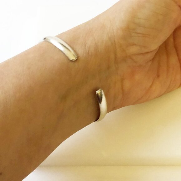 Navajo Herbert Harvey HH Signed Sterling Silver .925 High Polish Cuff Bracelet - Picture 3 of 7